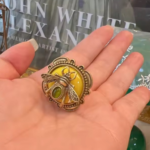 Antique Vintage Bee Yellow Brass Gold Fine Craftsmanship Ring - Picture 4 of 6